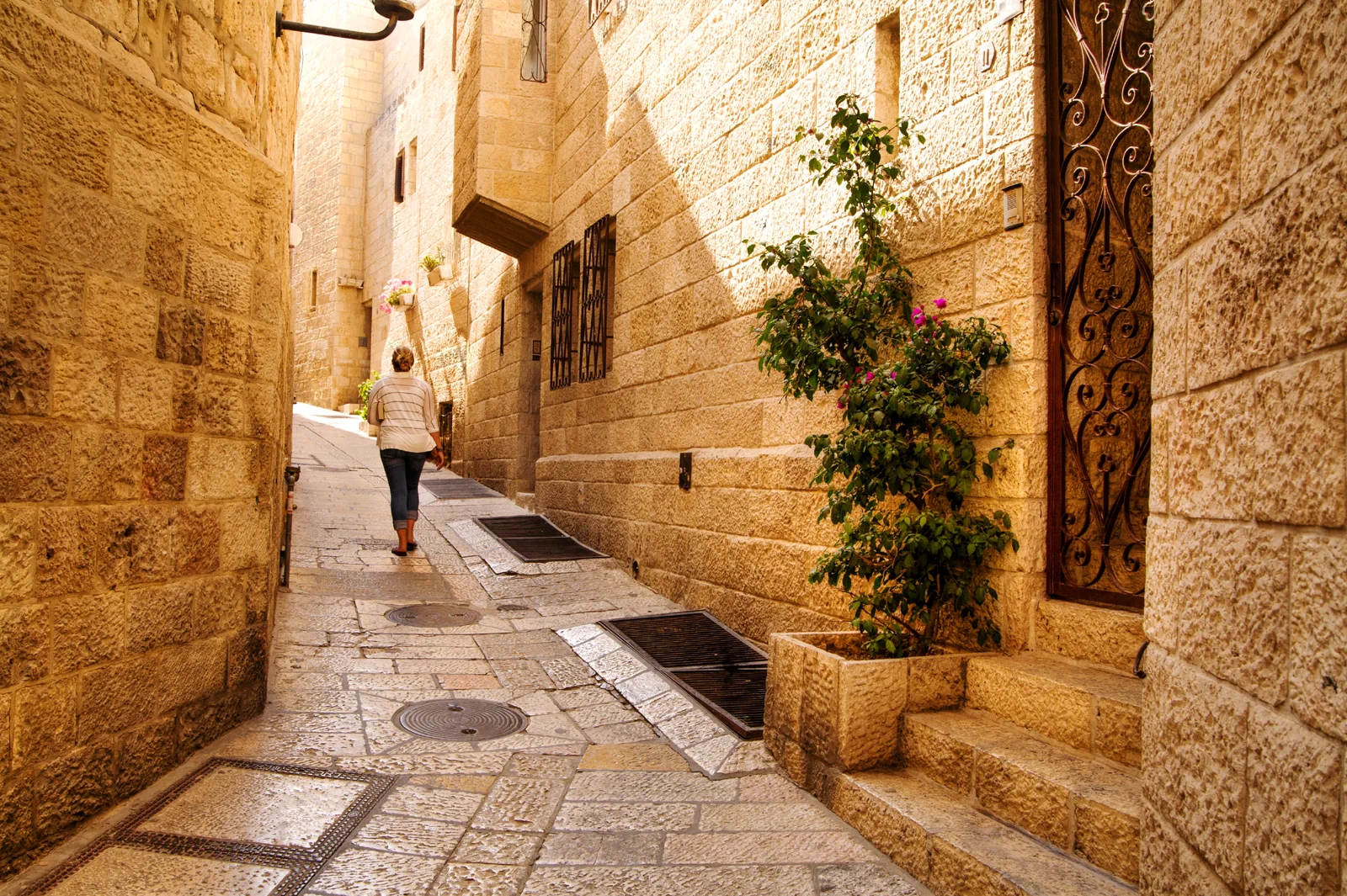 Image of a narrow alleyway in the Old City